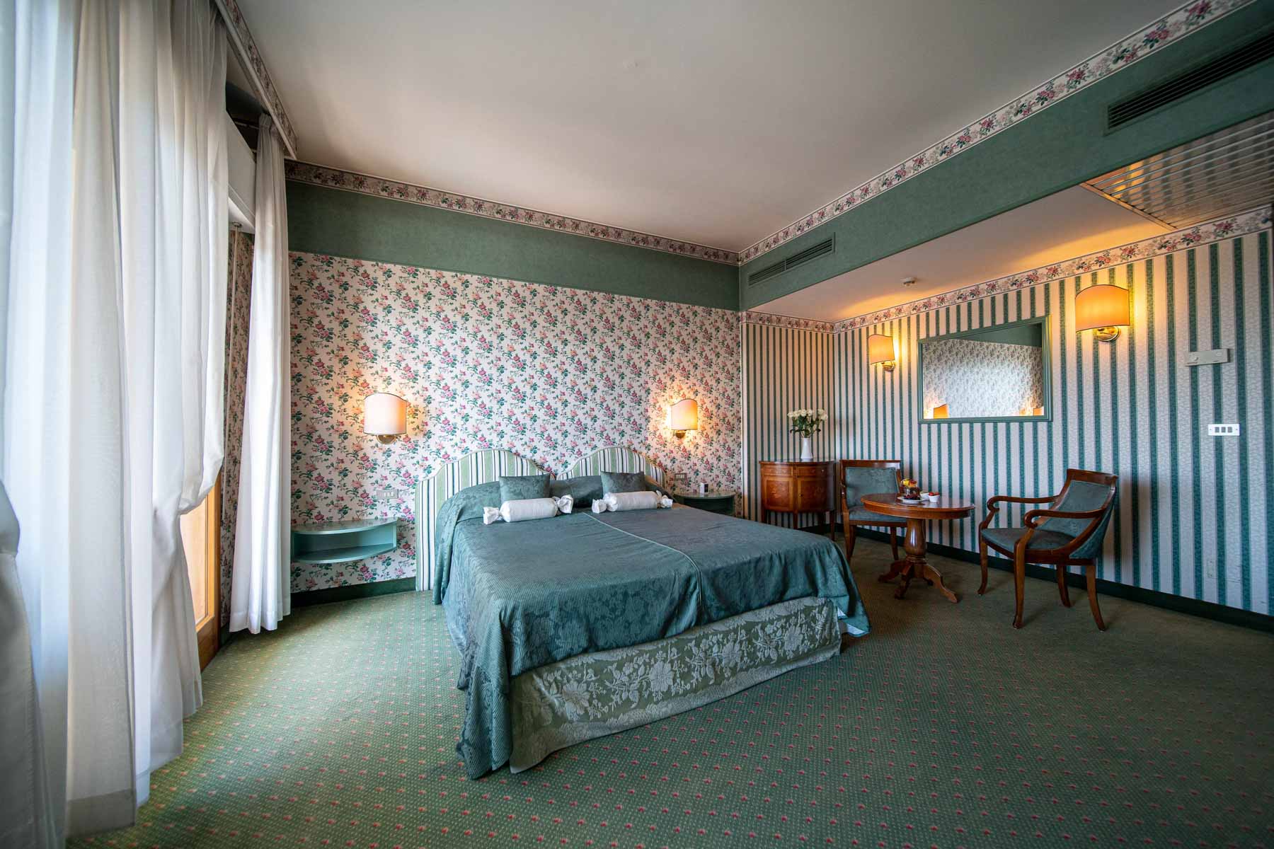 ampia camera deluxe hotel 4 stelle Abano Terme