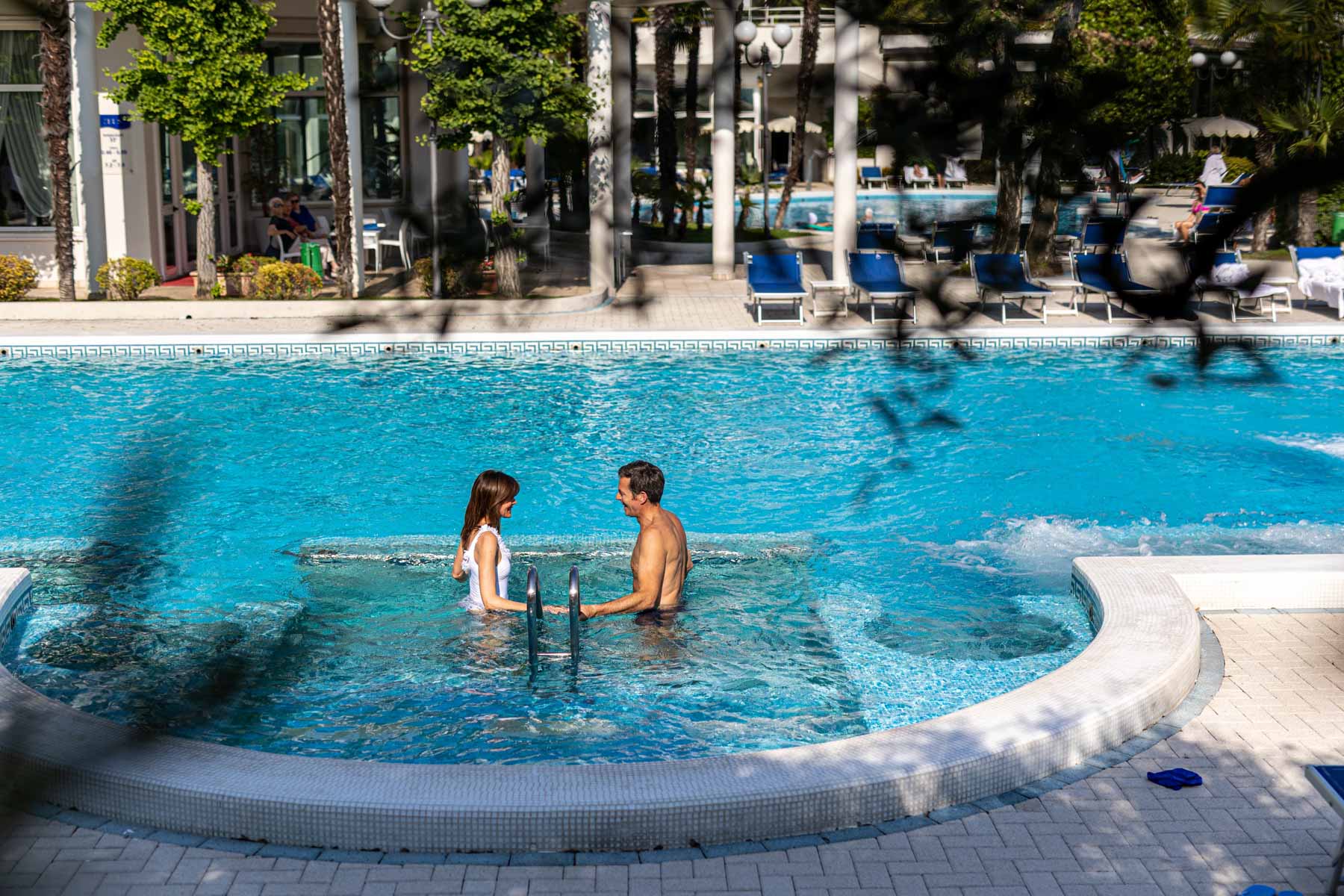 coppia-piscina-zeus-Hotel-La-Residence 