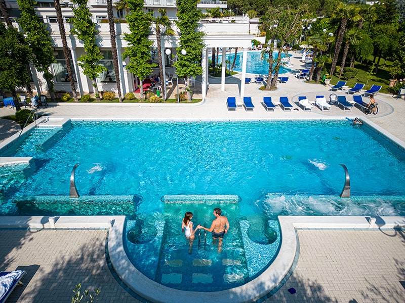 hotel 4 stelle con piscina termale esterna, getti d'acqua e massaggio cervicale