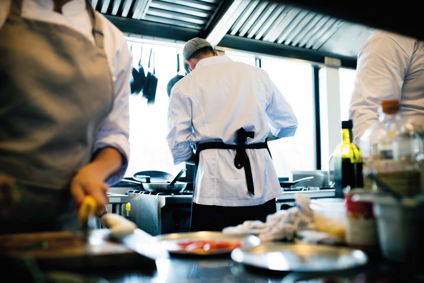 foto dello staff della cucina al lavoro